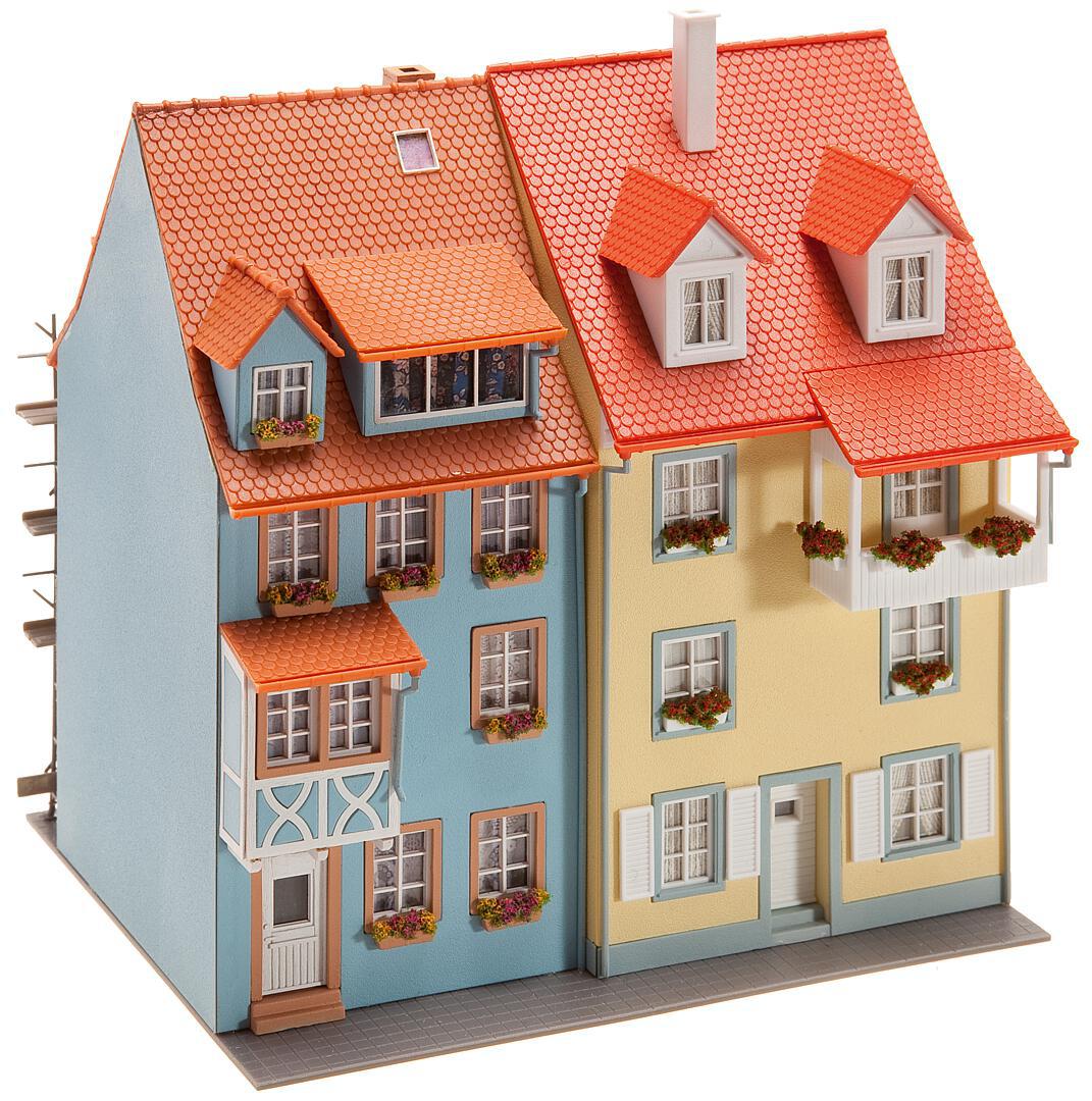 2 Maisons de petite ville avec échafaudage de peinture