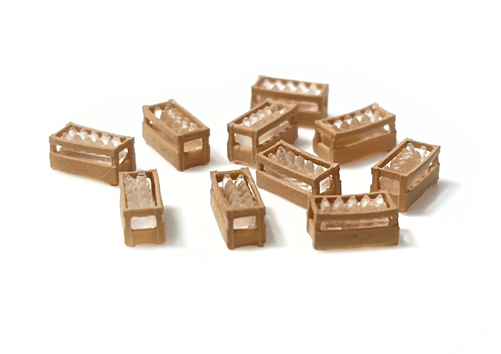 10 caisses en bois avec des bouteilles transparentes