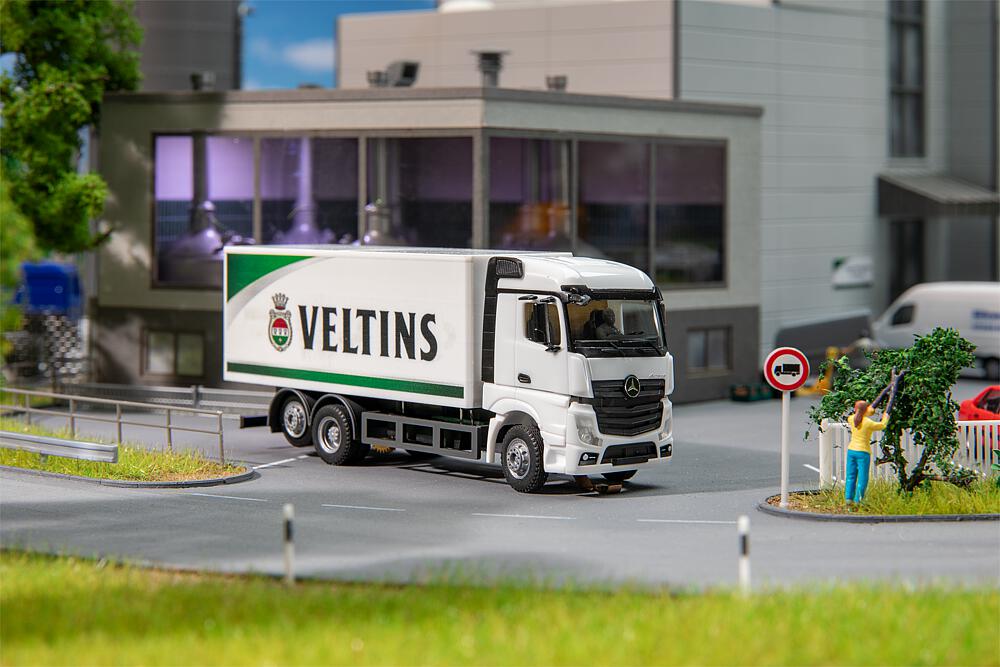 Camion MB Actros Streamspace fourgon Veltins boissons (HERPA)