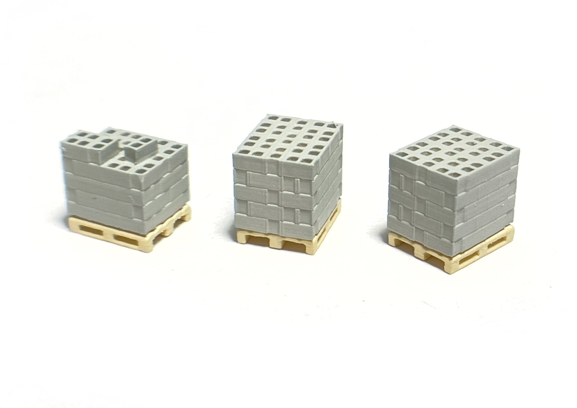 Blocs de béton sur palettes