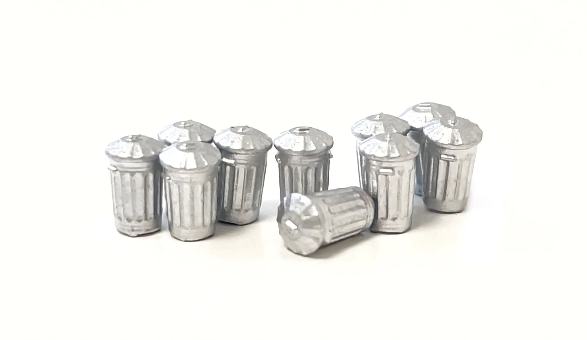 12 poubelles métalliques