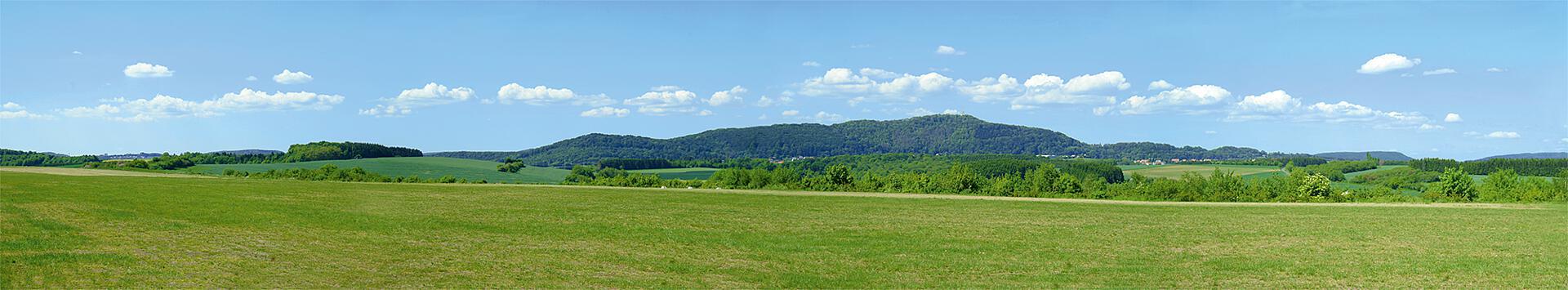 Arrière-plan de modèle L'été en moyenne montagne