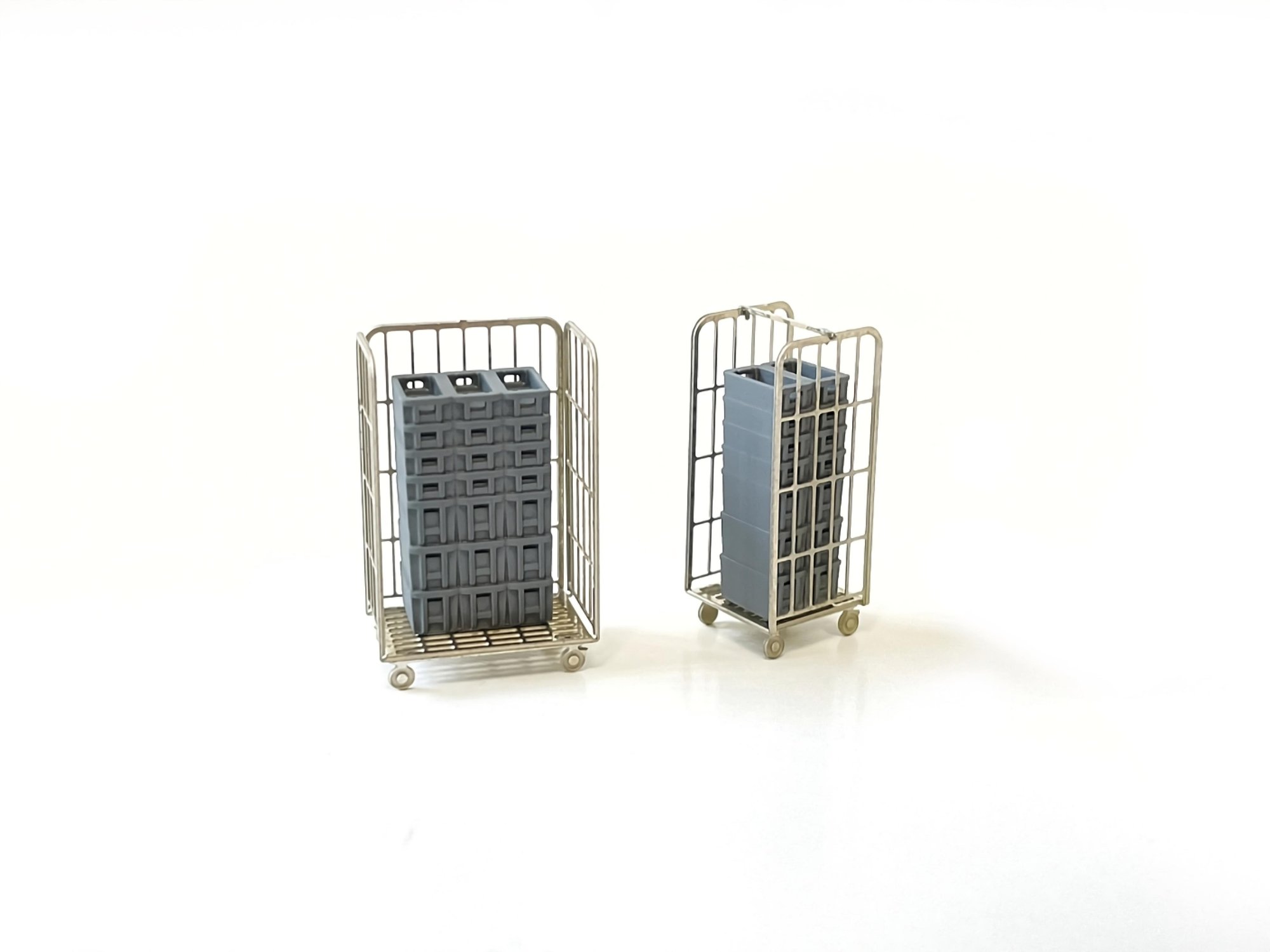 2 chariots à paquets avec bacs à courrier gris