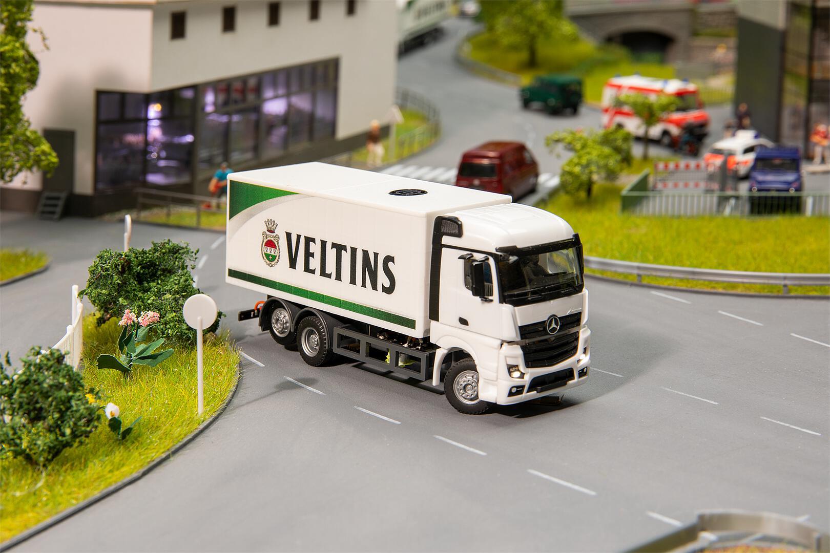 Car System Digital Camion MB Actros Streamspace fourgon Veltins boissons (HERPA)