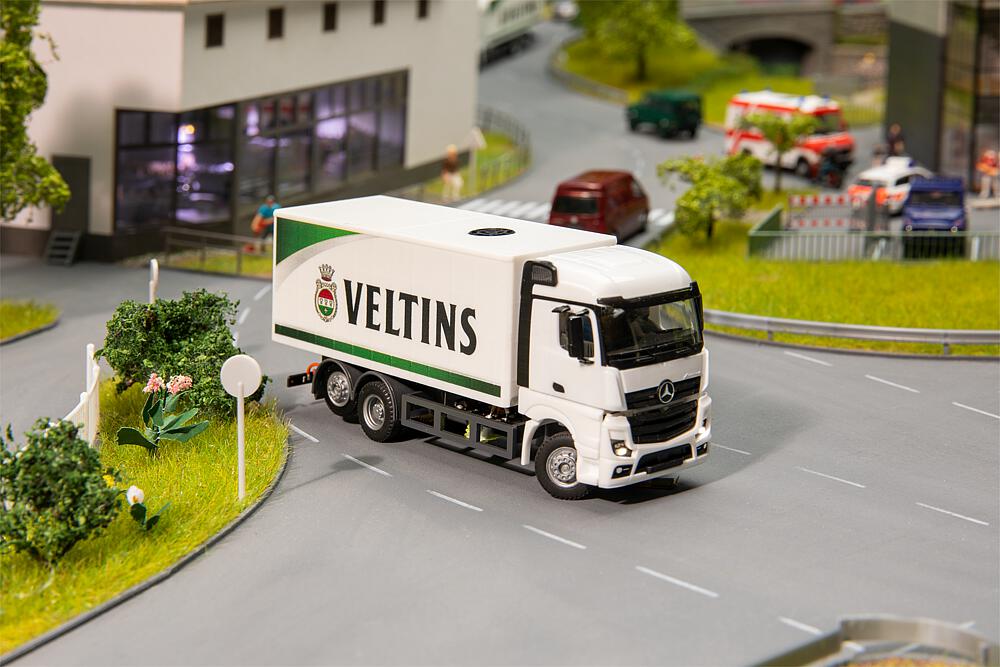 Car System Digital Camion MB Actros Streamspace fourgon Veltins boissons (HERPA)