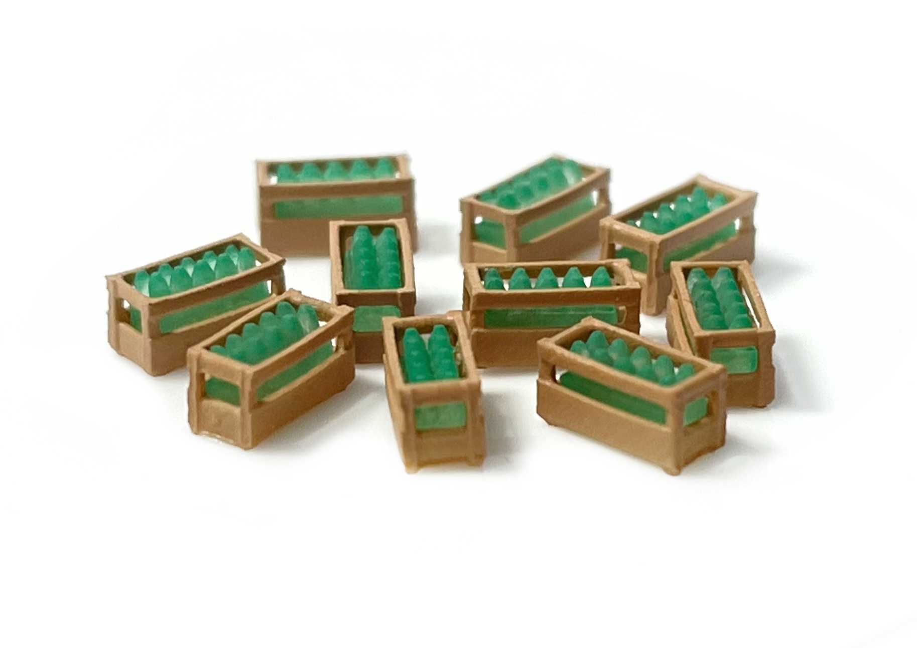 Boîtes en bois avec des bouteilles vertes