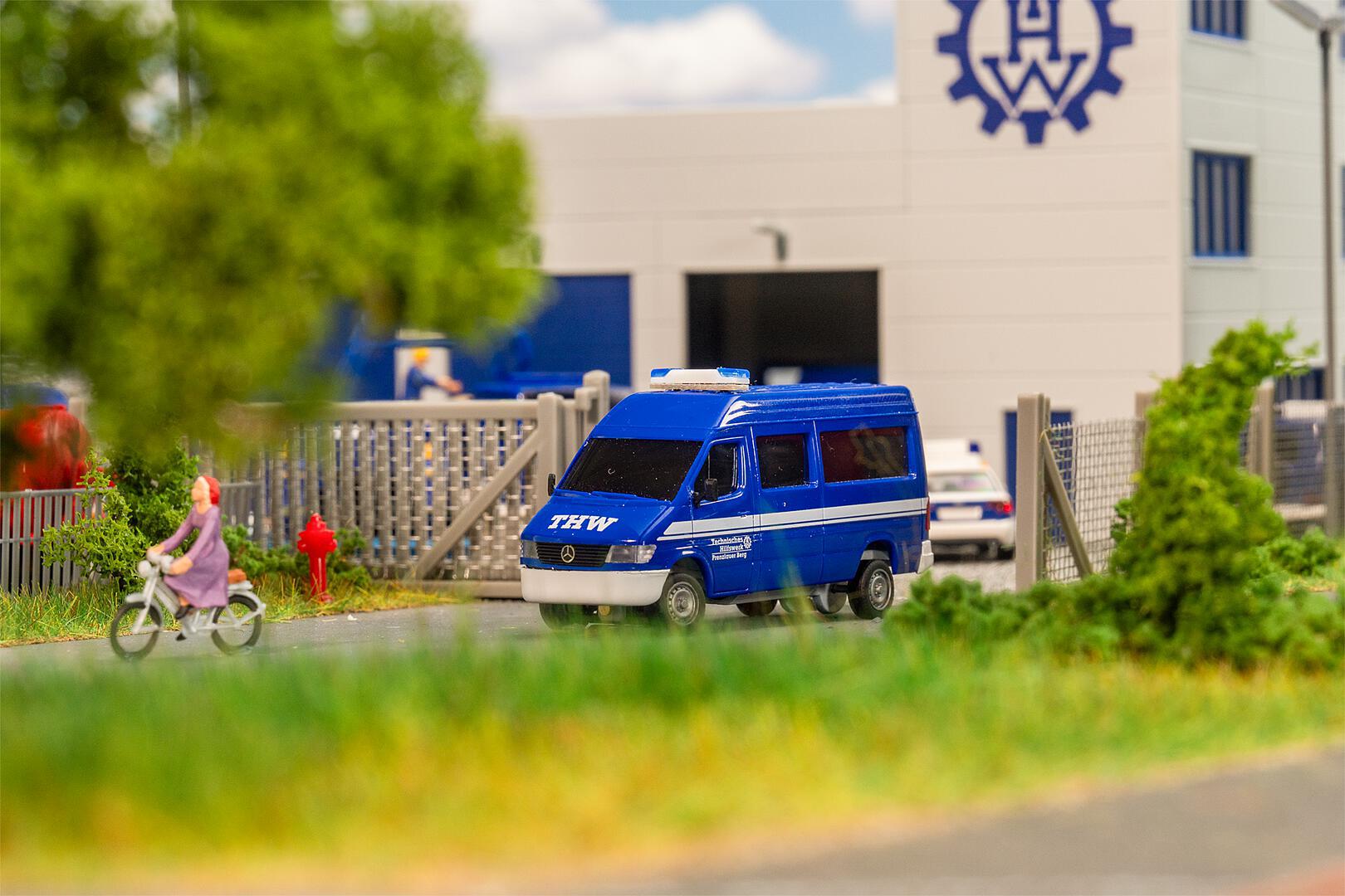 "MB Sprinter ""THW"" avec gyrophare (HERPA)"