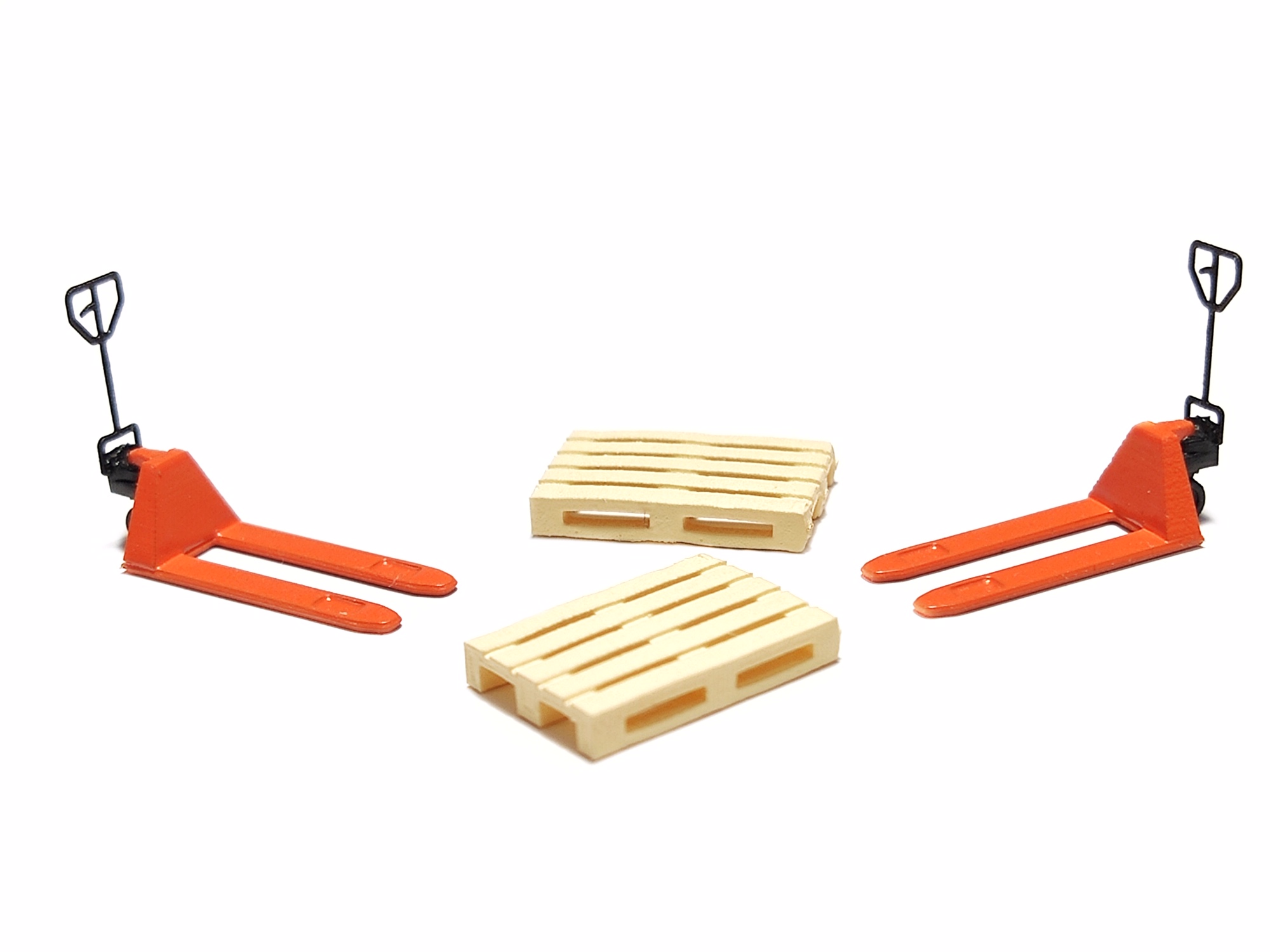2 transpalettes oranges et 2 europalettes