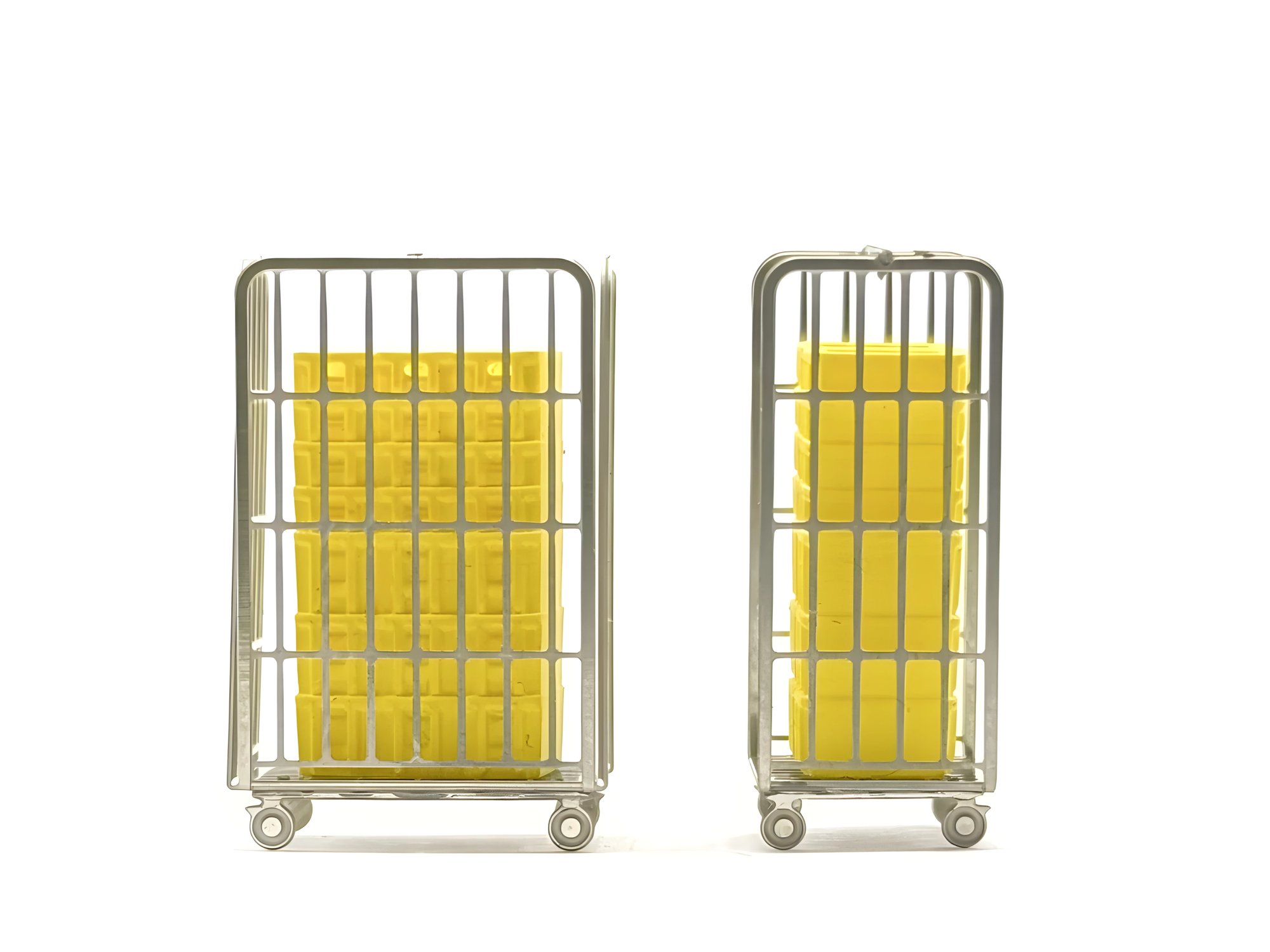 2 chariots à paquets avec bacs à courrier jaunes