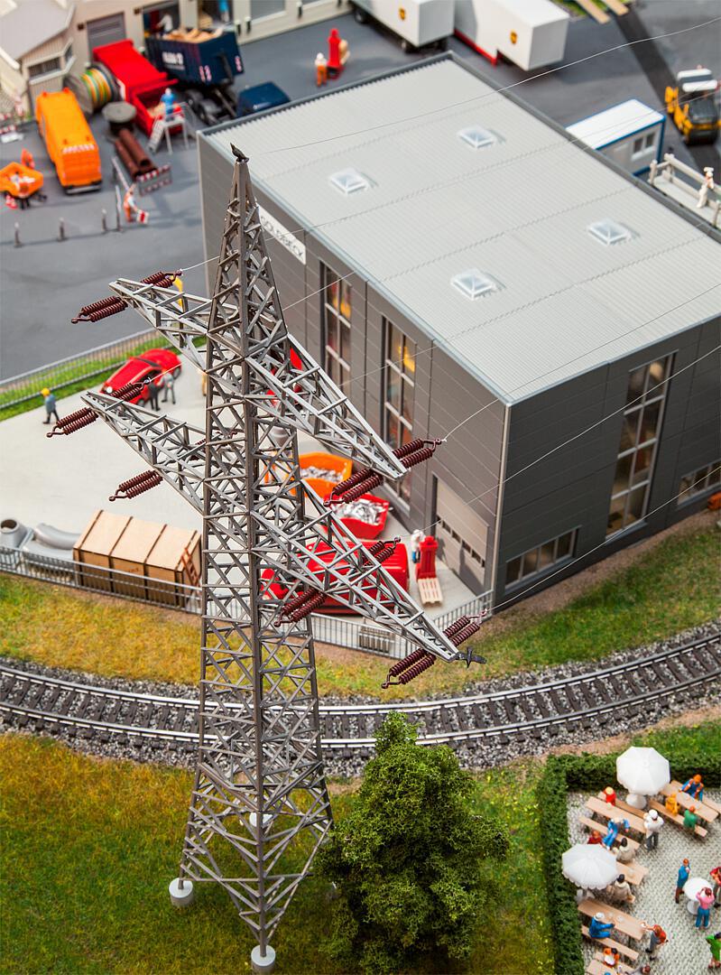 2 Freileitungsmasten (110 kV)
