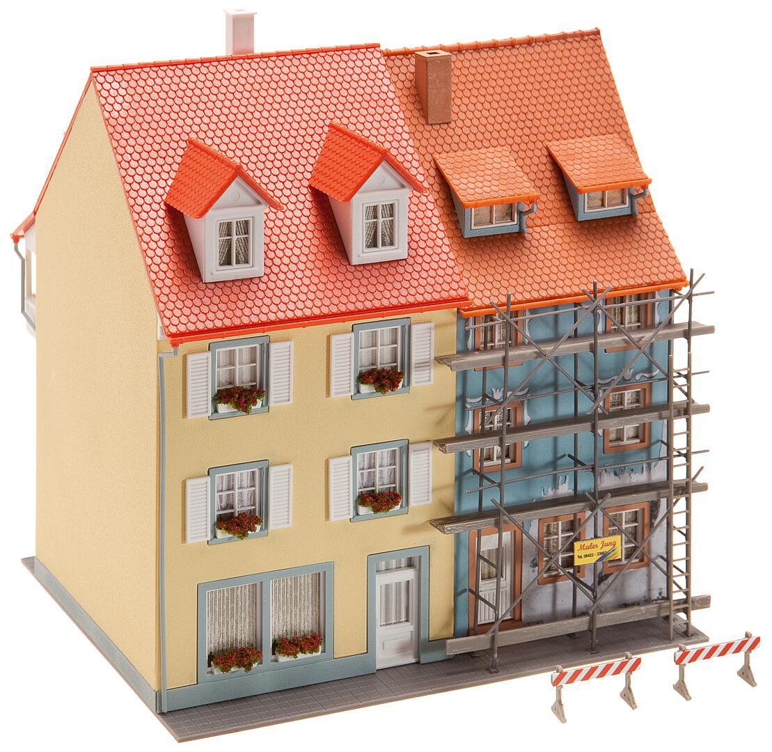 2 Maisons de petite ville avec échafaudage de peinture