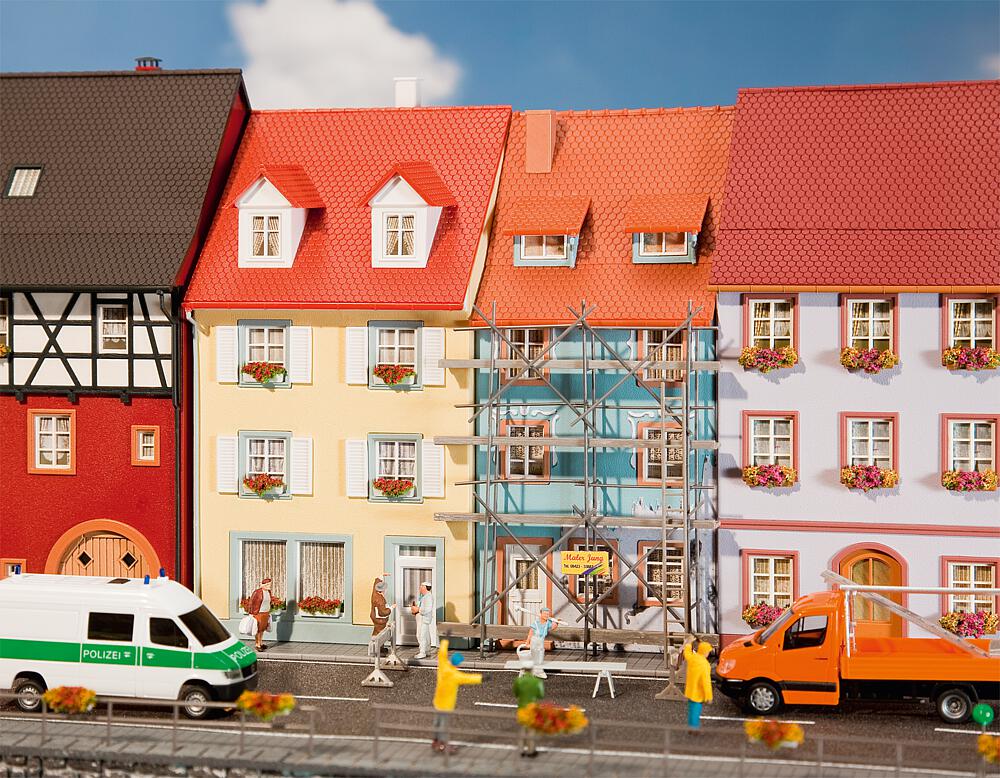 2 Maisons de petite ville avec échafaudage de peinture