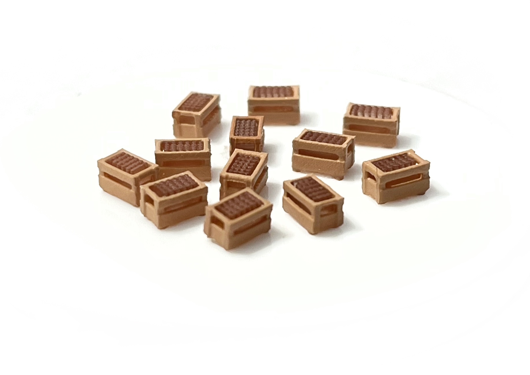 Boîtes en bois avec des bouteilles marron
