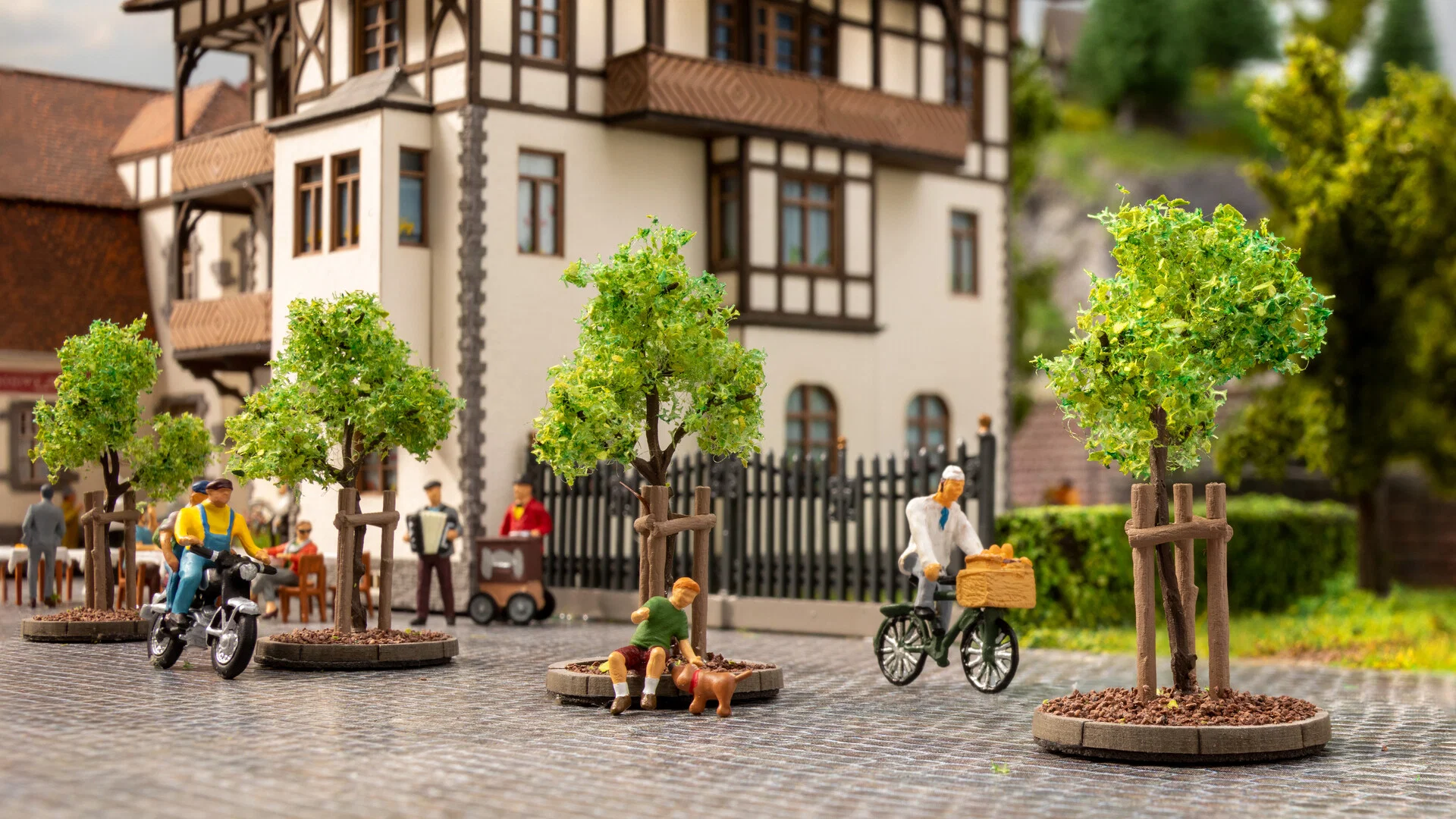 Alberi giovani con sostegni 4 cm di altezza, 6 pezzi